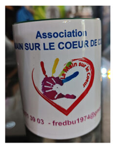 MUG LA MAIN SUR LE COEUR